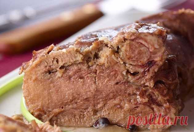 Быстро, вкусно, оригинально: салат «Огненный язык» 

Оригинальный салат с таким названием подают в одном из лучших ресторанов Суздаля. Рецептура может быть не совсем точная, но по вкусу он очень близок к тому, чем мы закусывали знаменитую суздальскую хреновуху. 
Ингредиенты: язык говяжий отварной – 200 г, картофель вареный в мундире – 2 шт., бекон – 100 г, морковь корейская – 50 г, чеснок – 1 зубчик, пармезан или любой твердый и острый сыр – 70 г, петрушка, майонез. 

Приг...