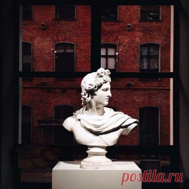 10 качеств воспитанного человека, не знать которые стыдно:

1. Никогда не приходите в гости без звонка. Если вас навестили без предупреждения, можете позволить себе быть в халате и бигуди. Одна британская леди говорила, что при появлении незваных гостей она всегда надевает туфли, шляпку и берет зонтик. Если человек ей приятен, она воскликнет: «Ах, как удачно, я только что пришла!». Если неприятен: «Ах, какая жалость, я должна уходить».

2. Зонт никогда не сушится в раскрыт...