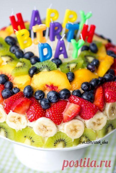 Норвежский торт с кремом и фруктами.