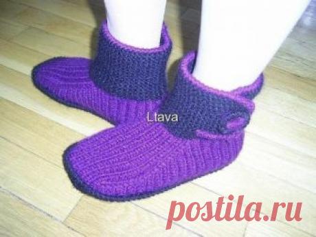 Вязаные тапочки 

Описание. Пряжа ALIZE superlana maxi Турция 25 % wool 75 % akrilik,ушло 100 гр. фиолетового цвета и 50 гр. чёрного цвета,спицы 3,5. 

Связать подошву по форме ноги,желательно вязать две подошвы одновременно,во избежании расхождения.В моём варианте чёрного цвета. 

Поднять петли по периметру подошвы,у меня 92 петли,размер ноги 35-36,фиолетовая нить,провязать по кругу 4-ре ряда резинкой 1*1,дальше отметить средние петли на мыске,у меня 17 петель,и вязать ка...