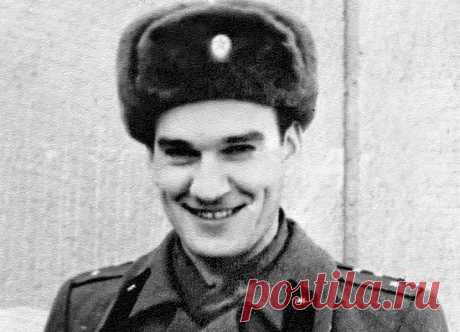 В 1983 году мир переживал очередной пик Холодной войны. Противоборство сверхдержав разыгрывалось на разнообразных сценах: пропагандистские лозунги лидеров, всевозможные войсковые учения (известные «Запад-81» и «Щит-82»), развитие гонки вооружений.