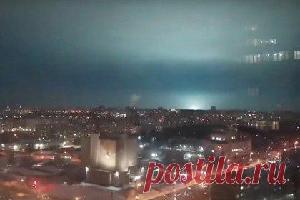 Стала известна причина напугавших жителей российского города ярких вспышек. Причиной ярких вспышек, напугавших жителей Челябинска, оказалось короткое замыкание на энергообъектах. Специалисты зафиксировали отключение двух воздушных линий электропередачи из-за сработавшей защитной системы. Сейчас местные энергетики занимаются восстановлением энергоснабжения.