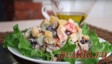 Вкусный салат с фасолью и копчёной колбасой — 7 простых рецептов