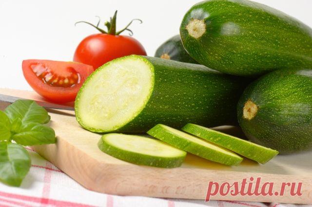 Простые рецепты блюд из кабачков 
Молодые кабачки прекрасно подходят для диетического питания. Обладая низкой энергетической ценностью, они богаты солями калия и железа, витаминами C, B1, B2, кальцием, магнием и фосфором. Эти овощи у…