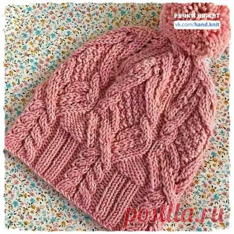 Шикарная теплая шапочка. 

Шапочка вяжется по кругу. Раппорт узора 19 петель следовательно, связав образец, рассчитав сколько петель вам нужно на ваш размер, округляем это количество так, чтобы оно было кратно 19. +1 петля для того, чтобы сомкнуть наборный ряд в круг.

Высота шапочки определяется расчётами.
Убавки совершаются в той части узора, где изнаночная гладь, между косами, равномерно распределяя петли убавок, чтобы не образовалось клиньев.

Раппорт узора уже включае...