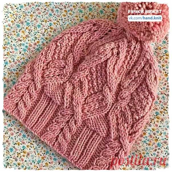 Шикарная теплая шапочка. 

Шапочка вяжется по кругу. Раппорт узора 19 петель следовательно, связав образец, рассчитав сколько петель вам нужно на ваш размер, округляем это количество так, чтобы оно было кратно 19. +1 петля для того, чтобы сомкнуть наборный ряд в круг.

Высота шапочки определяется расчётами.
Убавки совершаются в той части узора, где изнаночная гладь, между косами, равномерно распределяя петли убавок, чтобы не образовалось клиньев.

Раппорт узора уже включае...