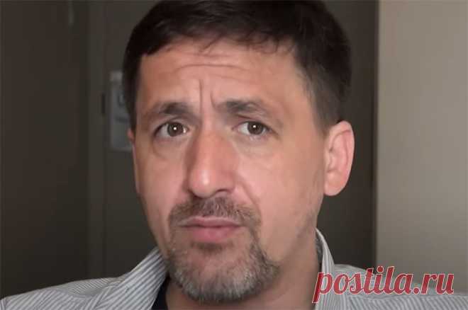 «Превращаются в бомжей и попрошаек». Пранкеры развели актера Смольянинова. В Сети посмеялись над бывшим российским актером Артуром Смольяниновым, который в разговоре с пранкерами Вованом и Лексусом заявил о желании получить гражданство Украины и тайно выступать перед ВСУ.