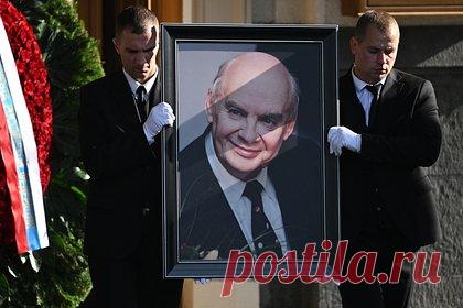 В Москве завершилось прощание с Николаем Добронравовым. Прощание с поэтом-песенником Николаем Добронравовым прошло в Концертном зале имени Чайковского в Москве. Отмечается, что на гражданскую панихиду пришли более 300 человек. Близкие, коллеги и поклонники Добронравова несли цветы и венки к гробу под самые известные композиции его авторства.