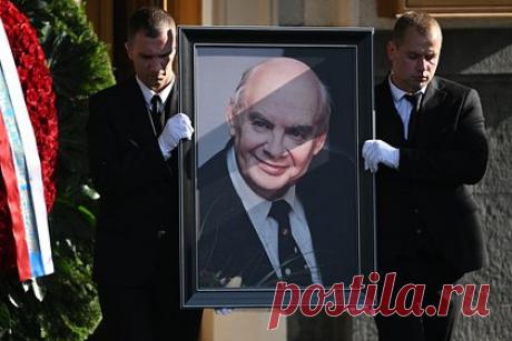 В Москве завершилось прощание с Николаем Добронравовым. Прощание с поэтом-песенником Николаем Добронравовым прошло в Концертном зале имени Чайковского в Москве. Отмечается, что на гражданскую панихиду пришли более 300 человек. Близкие, коллеги и поклонники Добронравова несли цветы и венки к гробу под самые известные композиции его авторства.