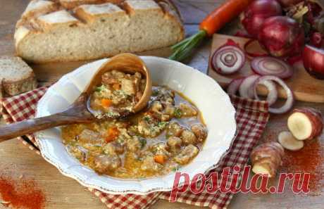 Куриный суп с хлебом 
Оригинальный рецепт супа с курицей, ржаным хлебом, картошкой и морковью с заправкой из яйца, сыра и зелени.