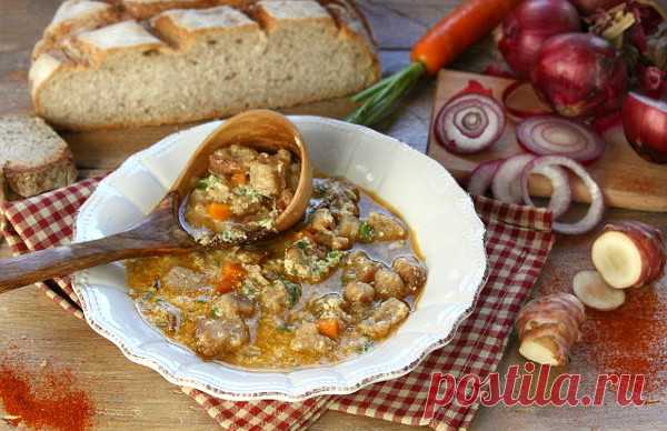 Куриный суп с хлебом 
Оригинальный рецепт супа с курицей, ржаным хлебом, картошкой и морковью с заправкой из яйца, сыра и зелени.