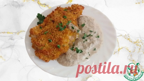 Куриный шницель в чипсах с грибным соусом. Хотите приготовить вкуснейший куриный шницель в духовке быстро и легко? Тогда этот рецепт специально для вас! Наш пошаговый рецепт научит вас готовить нежнейшие кусочки куриного филе, запеченные в ароматной панировке до хрустящей корочки. Вы узнаете все секреты идеального вкуса и сочности блюда прямо у себя дома. Панировку мы сделаем двойную на основе чипсов со вкусом сметаны и лука. Так же можно взять чипсы с беконом, сыром или грибами.