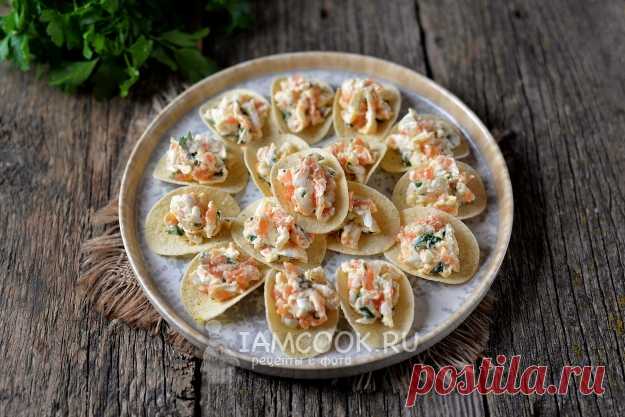 Закуска на чипсах с красной рыбой, сыром и яйцами — рецепт с фото пошагово