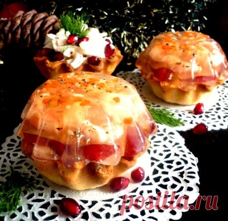 >Корзиночки с салатом из кальмаров с прозрачными колпачками из креветок. Отличная идея для Новогоднего стола!