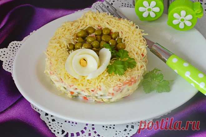 «Принцесса на горошине» – ещё один вкусный салат с зелёным горошком в кулинарную копилку - Женский журнал Салат простой и вкусный, его можно быстро приготовить. Как видно из названия, зеленый горошек в блюде обязателен. В качестве основного ингредиента используем крабовые палочки. Все ингредиенты в салате...