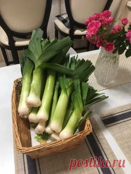 Лук с белой ножкой.