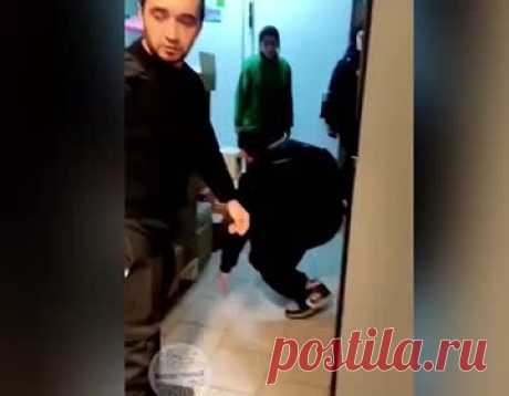 Набросившийся на школьника охранник «Пятерочки» попал на видео. В Ставрополе охранник «Пятерочки» набросился на школьника, заподозрив его в воровстве. Инцидент попал на видео. На кадры попал момент, когда охранник схватил подростка и толкнул, в результате чего тот упал на пол. Охранник завел школьника в подсобку и закрыл дверь. При этом школьник сопротивлялся и угрожал полицией.