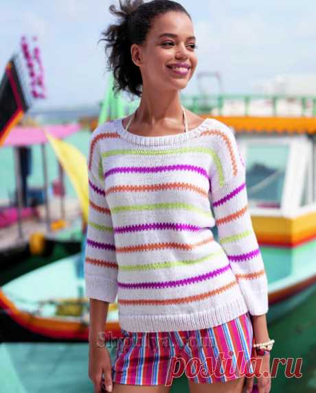 Летний белый джемпер с заниженной линией плеч и укороченными рукавами связан разноцветными жаккардовыми полосами оранжевого, цикламенового и лаймового цвета из пряжи на основе хлопка.