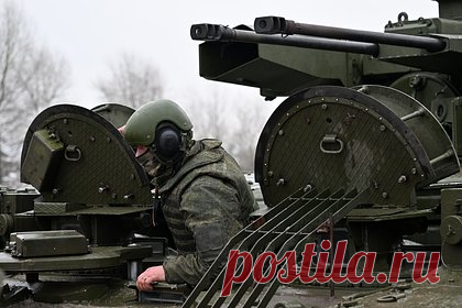 В зону СВО поставят роботизированную платформу СЭМ-350. Роботизированную гусеничную платформу СЭМ-350 после модернизации поставят для применения в зону проведения специальной военной операции, сообщили в НПО ЦВБП. Модернизированная машина может тянуть двух бойцов. Дальность применения СЭМ-350 — до пяти километров. Машину можно использовать для подвоза грузов.
