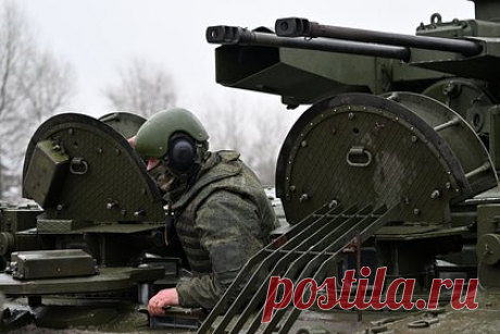 В зону СВО поставят роботизированную платформу СЭМ-350. Роботизированную гусеничную платформу СЭМ-350 после модернизации поставят для применения в зону проведения специальной военной операции, сообщили в НПО ЦВБП. Модернизированная машина может тянуть двух бойцов. Дальность применения СЭМ-350 — до пяти километров. Машину можно использовать для подвоза грузов.