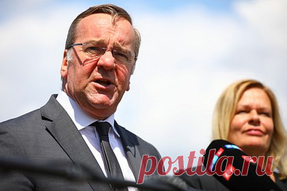 Министр обороны ФРГ отменил поездку в Ирак из-за протестов после сожжения Корана. Глава министерства обороны Германии Борис Писториус отменил поездку в Багдад из-за протестов, проходящих в Ираке после сожжения Корана в Швеции и Дании. В публикации уточняется, что поездку отменили в последний момент из соображений безопасности. Писториус планировал встречу с размещенными в Багдаде солдатам.