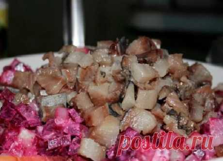 Новый салат из свеклы и селедки. Не менее вкусный, чем шуба, а готовить быстрее и проще | Отчаянная Домохозяйка | Яндекс Дзен