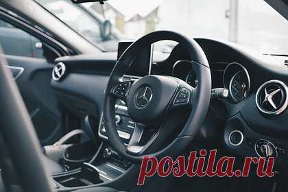 В России обрушились продажи новых автомобилей. В феврале 2023 в России продали только 41,8 тысячи новых легковых автомобилей и легких коммерческих машин. Об этом говорит статистика Ассоциации европейского бизнеса. По сравнению с февралем 2022 года продажи снизились на 62,1 процента. В лидерах рынка оказались российские Lada и китайские Haval и Geely.