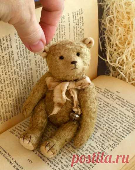 Little classic Bear By Elena Kirillova Little classic Bear By Elena Kirillova - Little classic Bear (Poket Size) Little Bear sewn by hand from German viscose Shulte in the classic Teddy style. Growth standing - 5,5" (14см); sitting 3,9 " (10см). Eyes - glass beads. Filling - coniferous sawdust, marble pebbles and 4 sea pebbles (for weighti...