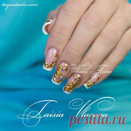 Белый френч с золотом Красивый французский маникюр с шикарным золотым дизайном. Таким декором украшены все пальчики, а дополняют его стразы, но лишь на нескольких ногтях.