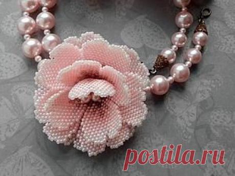 маленький цветок из бисера