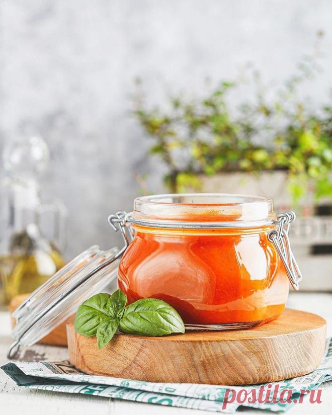 Готовим маринару: традиционный итальянский соус для пиццы и пасты Баночка соуса для пасты или пиццы никогда не будет лишней — с ней готовка становится проще. Запаситесь впрок маринарой — традиционный итальянский соус будет особенно вкусен из спелых грунтовых томатов и ароматной зелени.