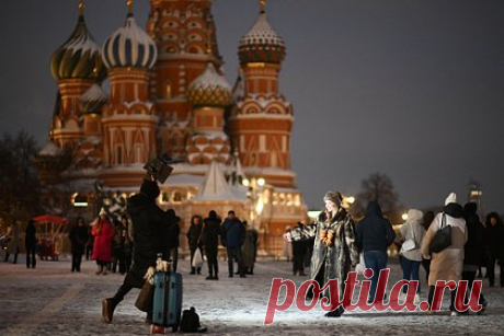 В Россию пришел самый короткий день. В России 22 декабря наступило Зимнее солнцестояние. Длина светового дня в Москве составит 6 часов 59 минут. При астрономическом событии Солнце над горизонтом в истинный полдень находится на минимальной высоте. Также в этот день на Северном полушарии начинается метеорологическая зима.