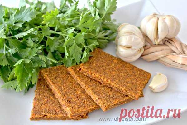 6 РЕЦЕПТОВ ВКУСНЫХ И ЛЕГКИХ В ПРИГОТОВЛЕНИИ ХЛЕБЦЕВ 

МОРКОВНЫЙ ХЛЕБ 
Нам понадобится: 
- 1 стакан проращенной пшеницы 
- 0,5 стакана льняного семени 
- 0,5 стакана подсолнечных семечек 
- Свежий жмых с 2 морковок 
- 0,5 шт. репчатого лука 
- 2 столовых ложки оливкового масла 
Пшеницу, лен и подсолнечные семечки перемолоть в кухонном комбайне, добавить морковный жмых, оливковое масло и тщательно вымешать. Репчатый лук натереть, добавить в тесто, перемешать. 
С приготовленн...