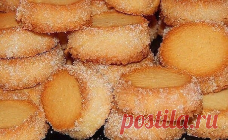 ПОТРЯСАЮЩЕЕ ПЕЧЕНЬЕ ОТ ФРАНЦУЗСКОГО КОНДИТЕРА ПЬЕРА ЭРМЕ

Это хрустящее снаружи, нежное и рассыпчатое внутри…просто тает во рту!​

Размягчённое сливочное масло (230 г )растереть с сахарной пудрой (100 г) до однородности, добавить 1/4 ч.ложки соли,0.5 ч.ложки ванильного экстракта(я добавила 1 г ванилина), ввести просеянную муку(330 г). Быстро замесить мягкое тесто,собрав его в шар.
Разделить тесто на 3 части,скатать из каждой части "колбаску»,диаметром 2-3 см,завернуть в пи...