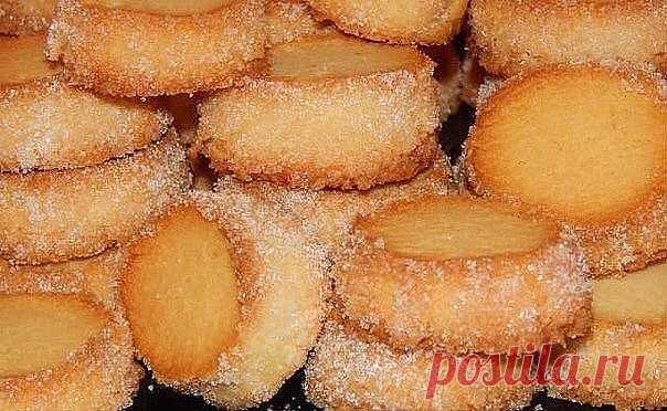 ПОТРЯСАЮЩЕЕ ПЕЧЕНЬЕ ОТ ФРАНЦУЗСКОГО КОНДИТЕРА ПЬЕРА ЭРМЕ

Это хрустящее снаружи, нежное и рассыпчатое внутри…просто тает во рту!​

Размягчённое сливочное масло (230 г )растереть с сахарной пудрой (100 г) до однородности, добавить 1/4 ч.ложки соли,0.5 ч.ложки ванильного экстракта(я добавила 1 г ванилина), ввести просеянную муку(330 г). Быстро замесить мягкое тесто,собрав его в шар.
Разделить тесто на 3 части,скатать из каждой части 