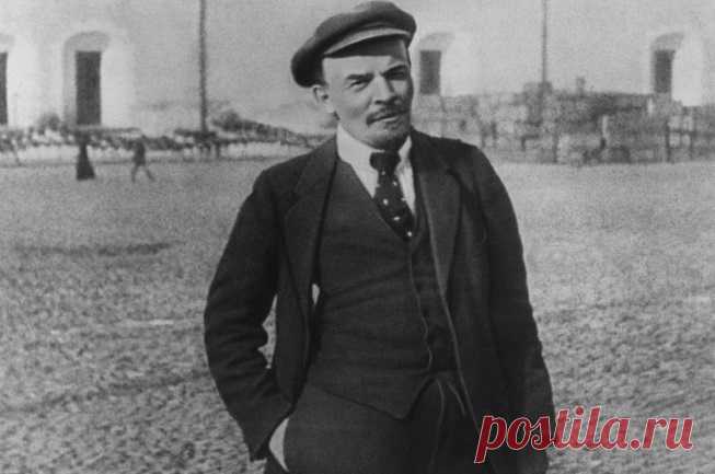 В архивах есть упоминание о том, что одна из прабабок Ульянова-Ленина в средневековую эпоху была сожжена на костре. Инквизиторы обвинили ее в занятиях колдовством и черной магией. Сложно поверить, но прабабушка Владимира Ильича могла быть ведьмой! Какие ещё тайны скрывает биография вождя мирового пролетариата: