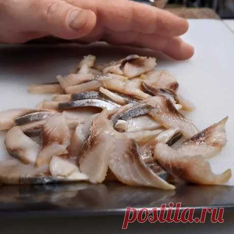 Более вкусной закуски из селедки еще не готовил. Все дело в простой заправке. Никто даже не представляет, что это возможно - Будет вкусно - Социальная сеть "МТ.RU" До чего же классная закуска. Селедка заиграла новым вкусом. А все дело в простой заправке. Почти никто не представляет, что такое сочетание возможно. Сегодня покажу как приготовить нереально вкусную штуку из ингредиентов, которые всегда есть под рукой. К тому же, готовится она быстрее некуда, Подписывайтесь, чит...