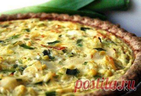 Открытый пирог с сыром и луком-пореем.