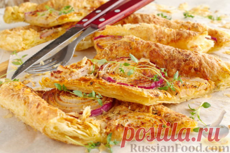 Быстрый луковый пирог с сыром. Очень простой пирог из лука и сыра, на слоеном тесте, приготовить который под силу даже начинающей хозяйке. Отличный вариант пирога, когда гости на пороге: быстро, вкусно и красиво!