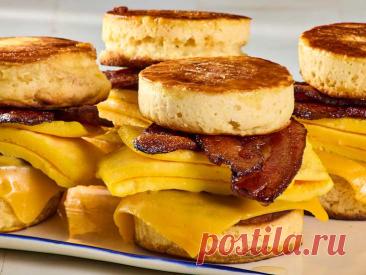 Домашняя версия McGriddle: мягкие панкейки с кленовым сиропом, яйцом, сыром и хрустящим беконом.