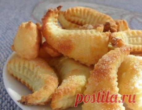 ТВОРОЖНЫЕ УШКИ
Печенье — вкусная, сладкая выпечка, которую можно сейчас купить в магазине и её разнообразие просто поражает воображение. Но это очень просто. А я Вам предлагаю приготовить вкусные, домашние, сладкие творожные ушки с сахаром без яиц и разрыхлителя. Это просто шедевр, который тает во рту, и эту нежную, шикарную домашнюю выпечку хочется есть и есть.