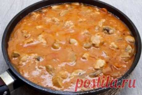 «Гуляш» с куриным филе и шампиньонами | Recept-Fresh На самом деле, данный рецепт скорее должен называться "Куриное филе, тушеное с шампиньонами в томатной пасте", но мы в нашей семье называем это блюдо просто