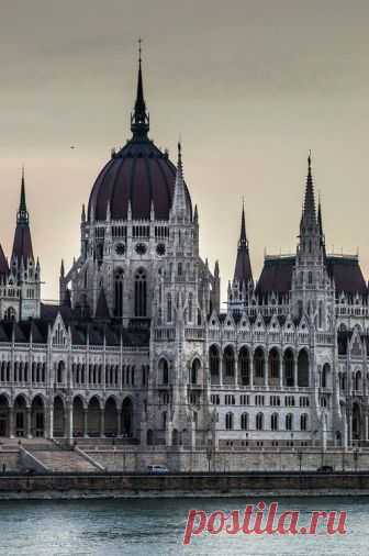 Parliament building, Budapest / Hungary (by qWantumqWark).