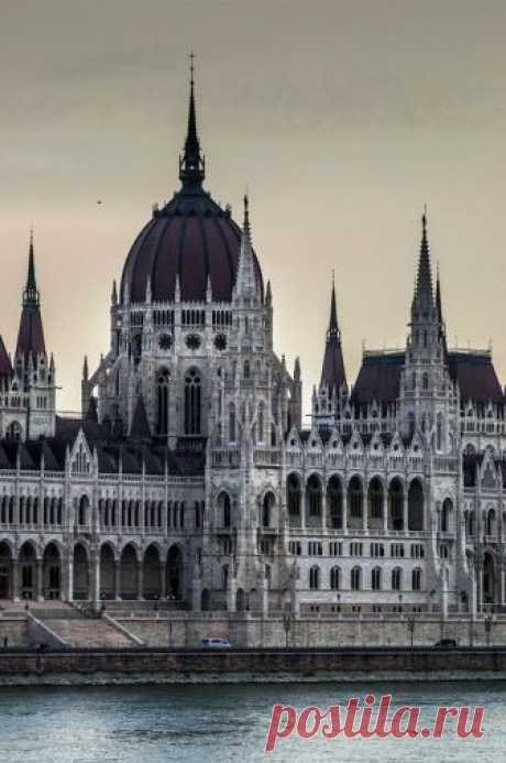 Parliament building, Budapest / Hungary (by qWantumqWark).
