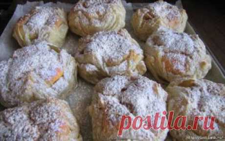 Пирожное «Ленинградское» 
Пирожное «Ленинградское» — это ностальгия вкуса и аромата.


Вы только представьте: два вида теста и нежнейший заварной крем.

Кто останется равнодушным? Нежнейшее пирожное, которое тает во рту: нико…