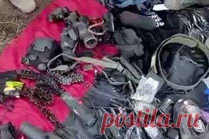 Российские военные показали добытые в ходе контрудара под Николаевом трофеи. Российские военные в ходе контрудара в Николаевской области взяли под контроль Благодатное и его окрестности, а также захватили трофейное обмундирование. Бойцы продемонстрировали трофейный бронежилет, шлем, ботинки, бронежилеты и другие элементы обмундирования, в том числе футболку с надписью про российский корабль.