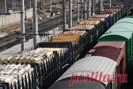 Железнодорожные перевозки в России резко подорожали. За последние полтора года стоимость вагонов в России увеличилась почти вдвое, за этот период времени резко выросли и цены на их аренду. На этом фоне перевозить ряд категорий грузов железнодорожным транспортом стало дороже на треть, сообщает Forbes со ссылкой на участников рынка.