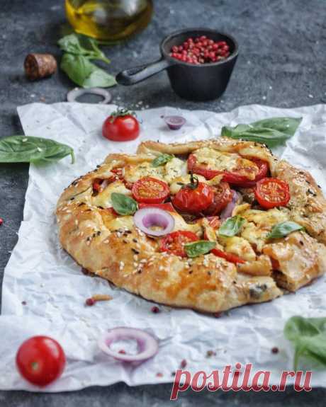 Галета с овощами

Ингредиенты:

Для теста:

Сливочное масло — 50 г
Творог мягкий — 180 г
Мука — 180 г
Разрыхлитель — 1 г
Соль — 1 щепотка

Для начинки:

Мягкий творог — 180 г
Чеснок — 1–2 зубчика
Базилик — 1 веточка
Яичный белок — 1 шт.

Баклажаны — 2 шт.
Помидоры крупные — 3 шт.
Красная луковица — 1 шт.
Сыр сулугуни — 250 г
Желток — 1 шт.
Кунжут — по вкусу

Приготовление:

1. Мягкое масло соединить с творогом. Добавить муку, соль и разрыхлитель. Замесить мягкое и не липко...