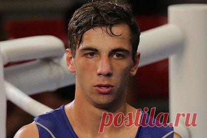 Боксер заявил о нежелании американцев видеть российский флаг на ТВ. Российский боксер Раджаб Бутаев заявил, что американцы не желают видеть российский флаг на ТВ. Спортсмен рассказал, что в США тяжело получить хороший бой из-за того, что он представляет Россию. «Из-за всяких санкций мы не могли получить бой», — подчеркнул он, добавив, что рад провести поединок в России.