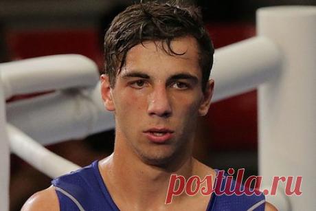 Боксер заявил о нежелании американцев видеть российский флаг на ТВ. Российский боксер Раджаб Бутаев заявил, что американцы не желают видеть российский флаг на ТВ. Спортсмен рассказал, что в США тяжело получить хороший бой из-за того, что он представляет Россию. «Из-за всяких санкций мы не могли получить бой», — подчеркнул он, добавив, что рад провести поединок в России.